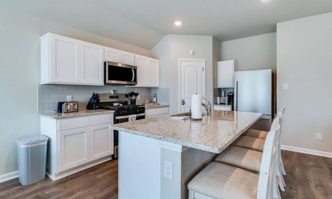 Broussard House | Relaxing 3BR Retreat by Hwy 90 with Scenic Pond Views