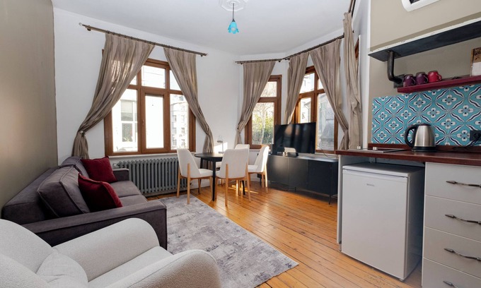 Taksim Apartment | Tranquil 4-bedroom apartment with AC in Istanbul