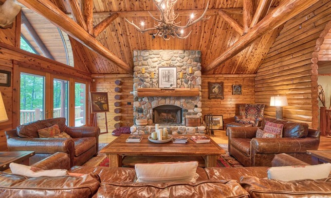 Levering Cabin | Tranquil 4-bedroom cabin with WiFi with private Lake