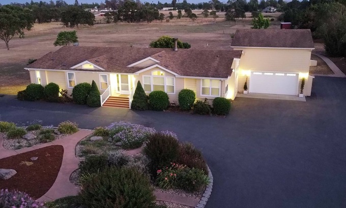 Santa Rosa House | Serene Tranquil Acres Retreat with Spa and Game Room
