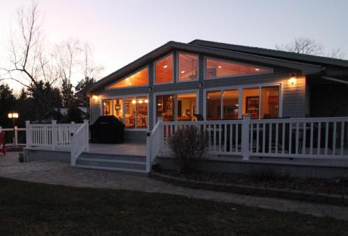 Port Franks House | Peaceful Tranquil Bay Lodge - Steps from Pristine Beach