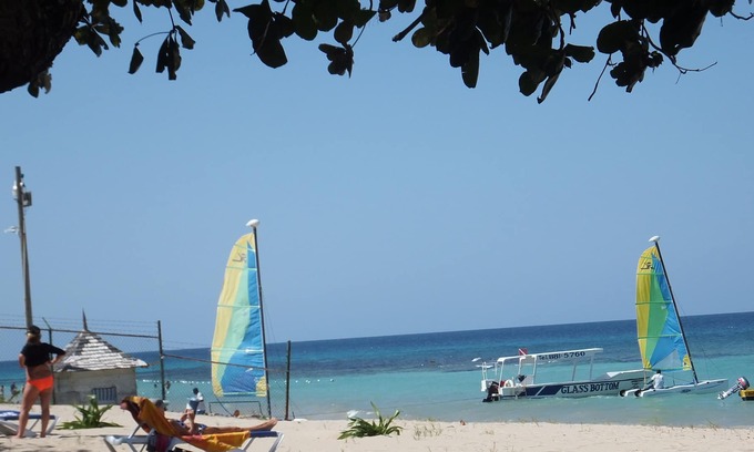 Runaway Bay Villa | TRANQUIL BLISS-FULLY STAFFED 5 EN-SUITE BEDROOM -5 MINS TO BEACH