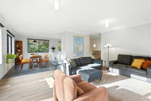 Geilston Bay House | Tranquil Bush Outlook Near City