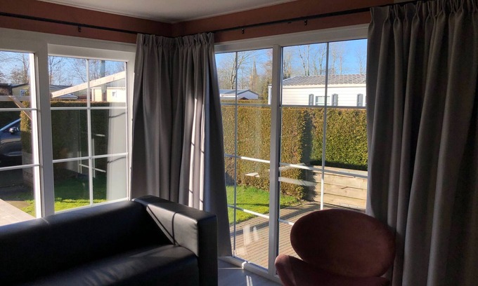Tzummarum Ski Chalet | Relaxing Chalet Retreat by the Wadden Sea with Pool Access