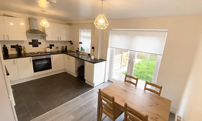 Atherton House | Tranquil Family Retreat with Kitchen and Child-Friendly Amenities