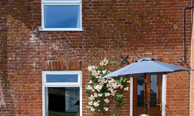 Saxmundham Cottage | Cozy Cottage Near Suffolk Coast with Pool & Ocean View