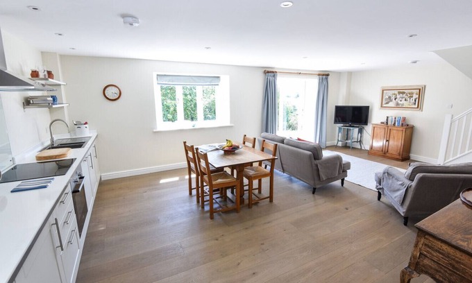 Brokenborough Cottage | Peaceful Cottage Retreat in Cotswolds - Guest Rated 9.8
