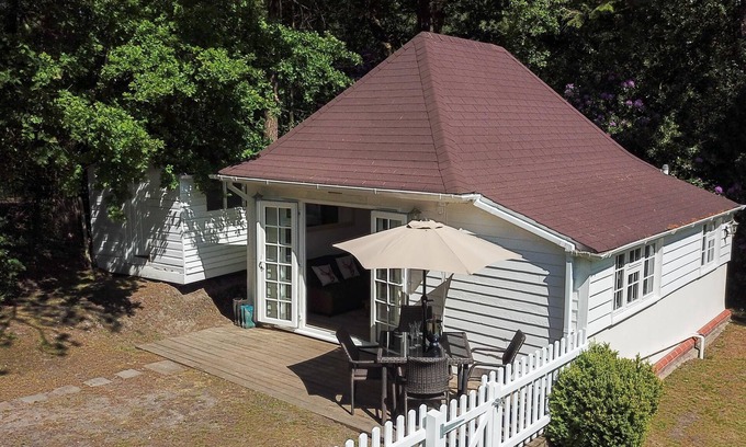 New Forest District Cottage | Peaceful Cottage Retreat with Pool & Ocean Views in New Forest