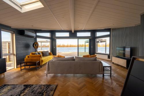 Frognall House | Tranquil Cove Spa Lodge