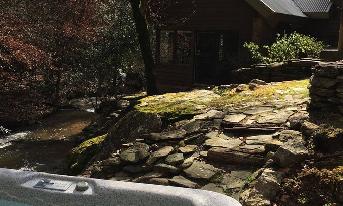 Ferguson House | Romantic Retreat by Beautiful Creek with Spa & Pool Access
