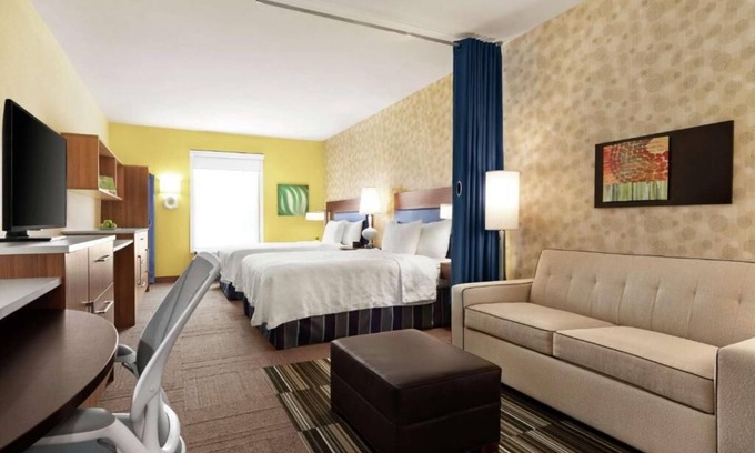 Pooler Hotel | Relaxing Retreat with Kitchen, Outdoor Pool & Pet-Friendly