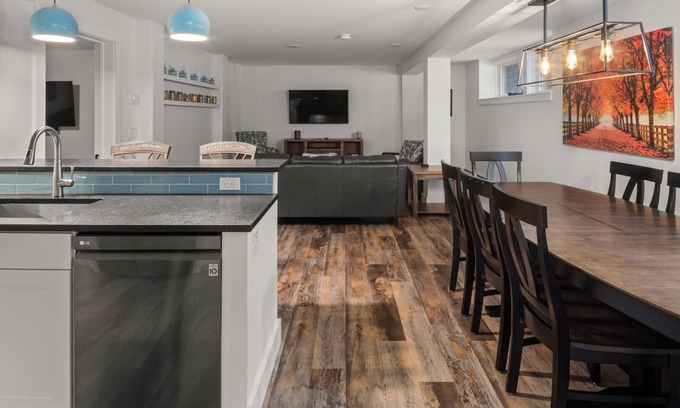Warren Condo | Relaxing Vermont Farmhouse Condo with Hot Tub & Ski Access