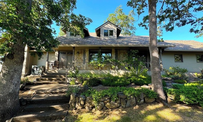 Eugene House | Tranquil Forest Hills House