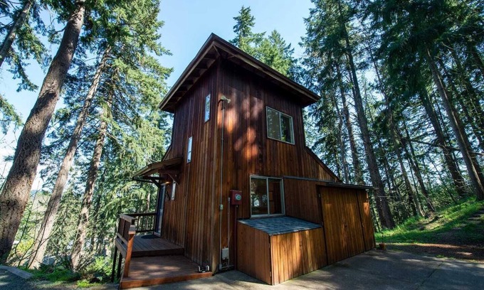 South Hills House | Idyllic Cabin Retreat with Sauna, Home Gym & Child-Friendly
