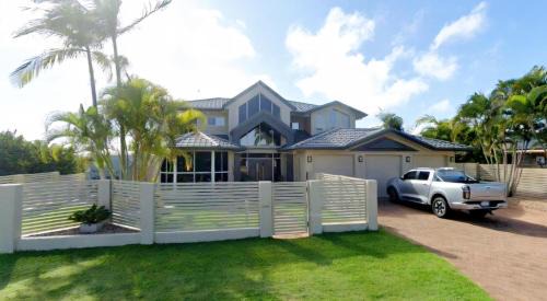 Kawungan House | Tranquil Getaway With Pool, Outdoor Kitchen and Bar