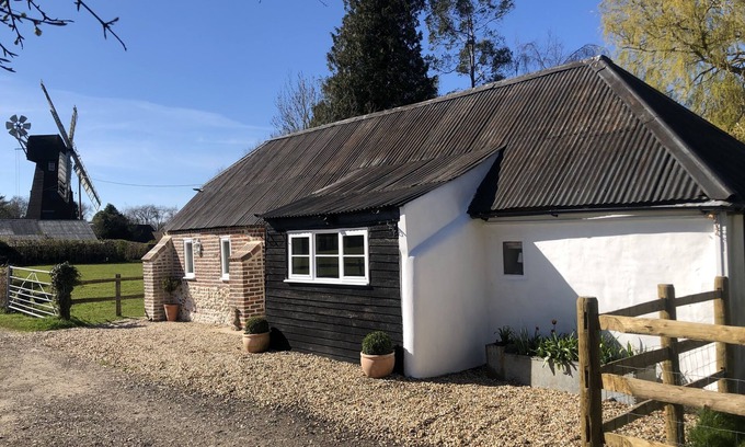 Stelling Minnis House | Idyllic Grade II Listed Barn by Historic Windmill
