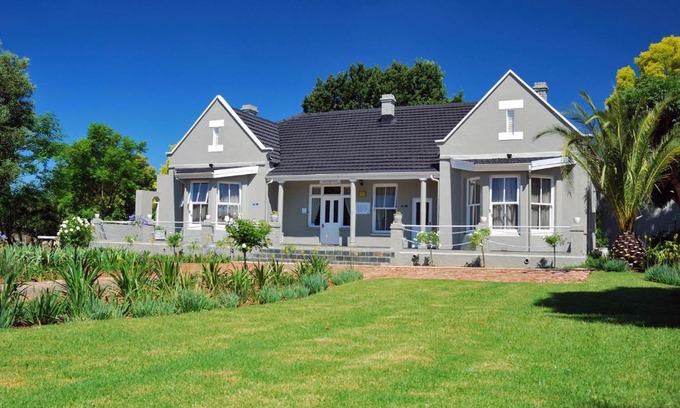 Dundee House | Budget-Friendly Tranquil Guest House with Hot Tub & Breakfast