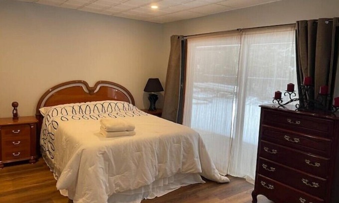 Springwater House | Cozy Guesthouse Near Ski Hills with Breakfast & Kitchen