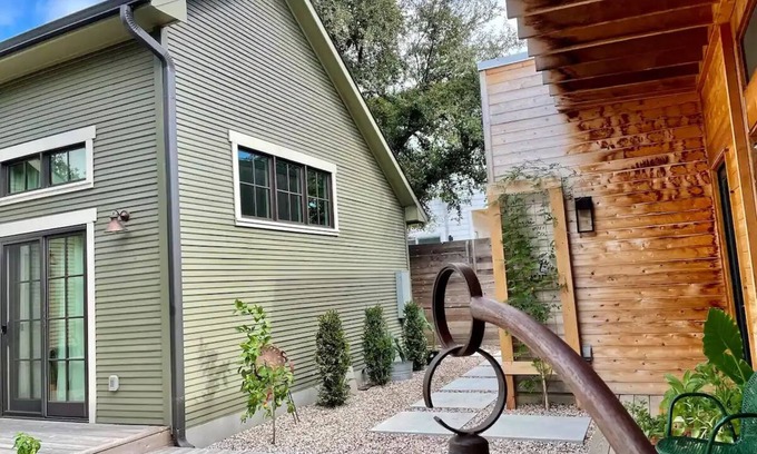 Govalle Apartment | Enjoy a Peaceful Retreat at East Austin Guesthouse