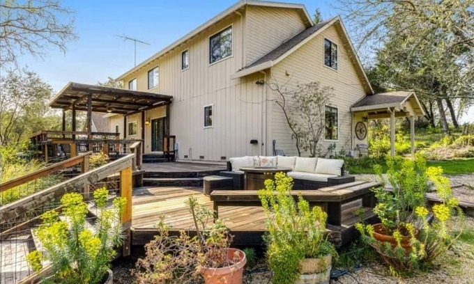 Healdsburg House | Relaxing Retreat with Garden, Deck & 9.8/10 Guest Rating