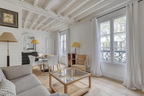Saint-Thomas-d'Aquin Apartment | Idyllic Retreat for 4 in Heart of Paris, Family-Friendly Stay