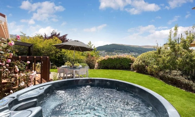 Kelvin Heights House | Tranquil Heights: Guest Rated 10/10 with Hot Tub & Playgrounds
