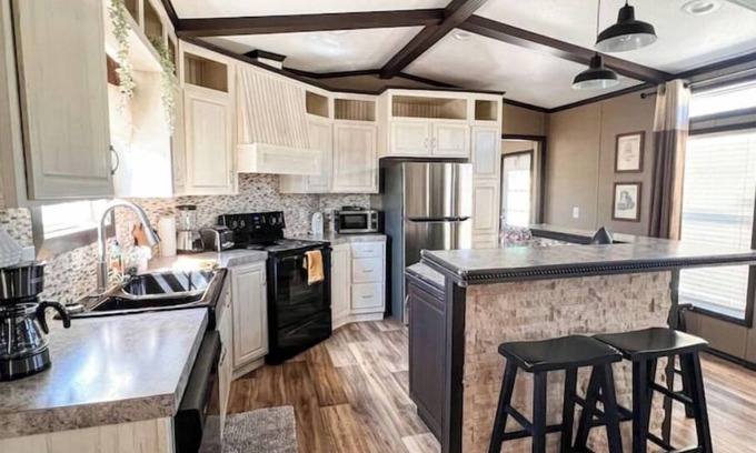 Dripping Springs House | Serene Hill Country Cabin by Pedernales Falls - Family Friendly