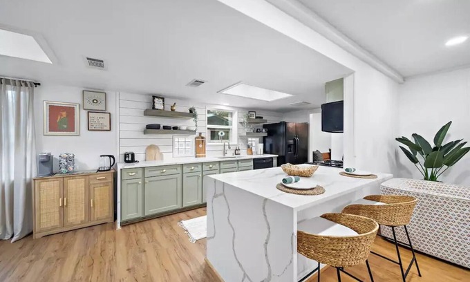 Humble House | Relaxing Retreat Near IAH with Spa and Hot Tub Access