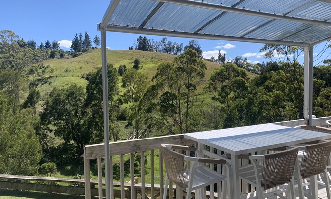 Whangarei House | Idyllic Sea View Cabin Minutes from City with Breakfast