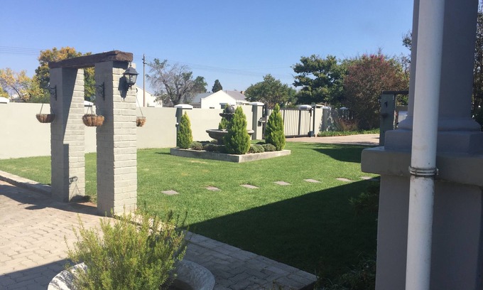 Komani Bed & Breakfast | Relaxing Stay at Tranquil House B&B @ 10 Berry St