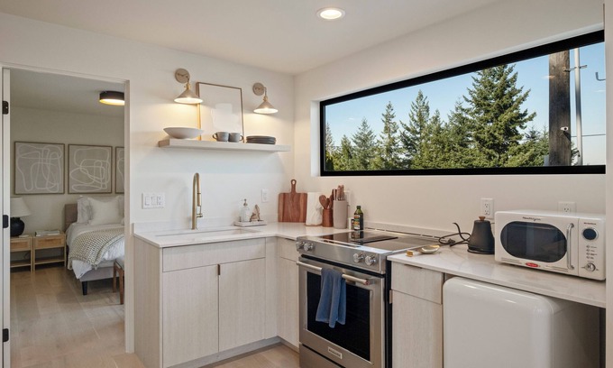 Bryn Mawr-Skyway House | Tranquil Lake View Guest Retreat