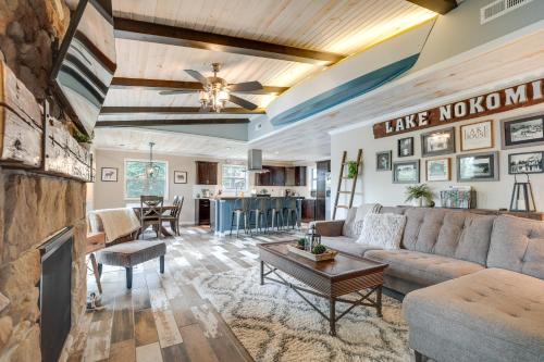 Tomahawk House | Idyllic Lakefront Cabin with Fire Pit & Family-Friendly Patio