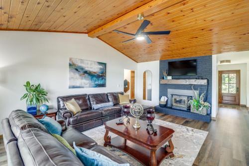 Higden House | Idyllic Lakefront Greers Ferry Getaway with Fire Pit