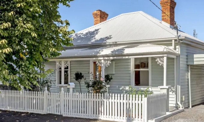 Invermay House | Tranquil Launceston Getaway - You'll fall in love!