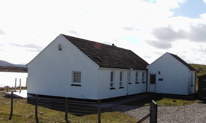 Ardroil Cottage | Tranquil Loch side cottage in the Hebrides