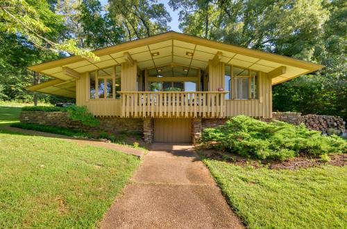 Hardy House | Serene Mid-Century Modern Cottage with Ocean View