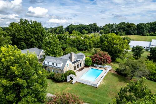 Maryville House | Serene Mountain Retreat: 5-Bedroom Farmhouse with Pool