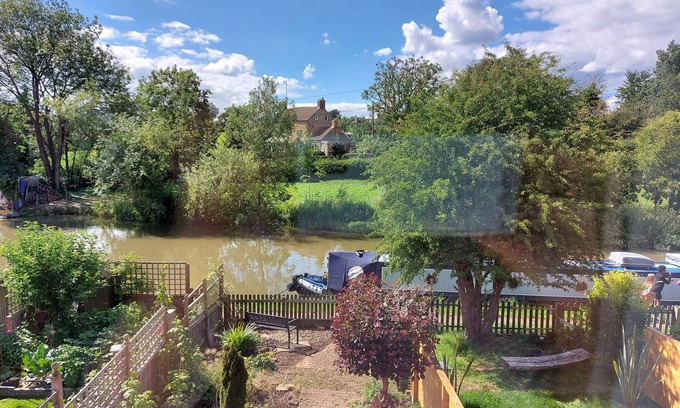 Blisworth Apartment | Idyllic Northampton Retreat with Family-Friendly Amenities