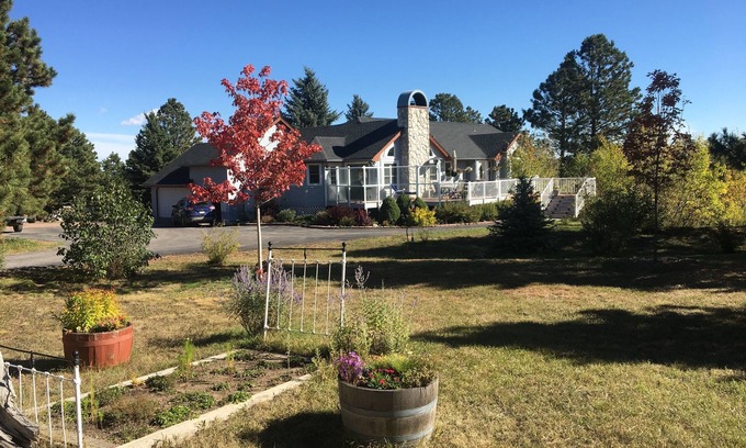 Monument House | Family-Friendly Palmer Divide Residence with Spa & Breakfast