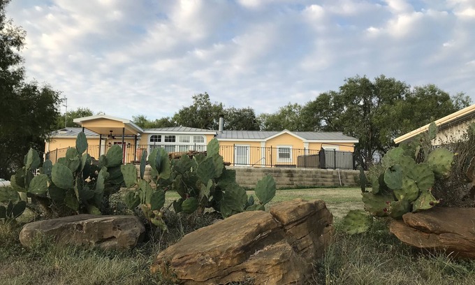 Sutherland Springs House | Inviting Ranch Retreat with Pool & Spa on Cibolo Creek