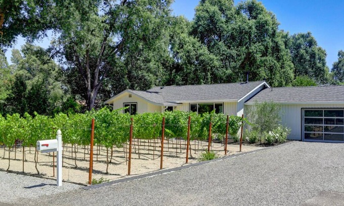 Napa House | Serene Renovated Farmhouse Near Yountville with Spa & Breakfast