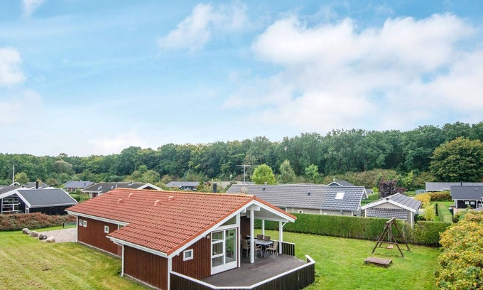 Pøt Strandby House | Ideal 8-Person Holiday Home with Oceanfront Views