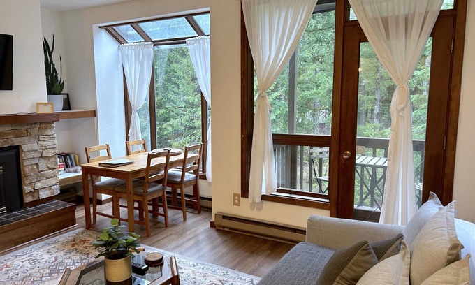Glacier Condo | Serene Getaway Near Mt Baker with Spa and Pool Access