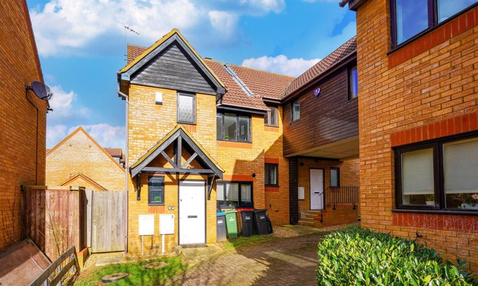 Milton Keynes House | Tranquil Retreat in Milton Keynes