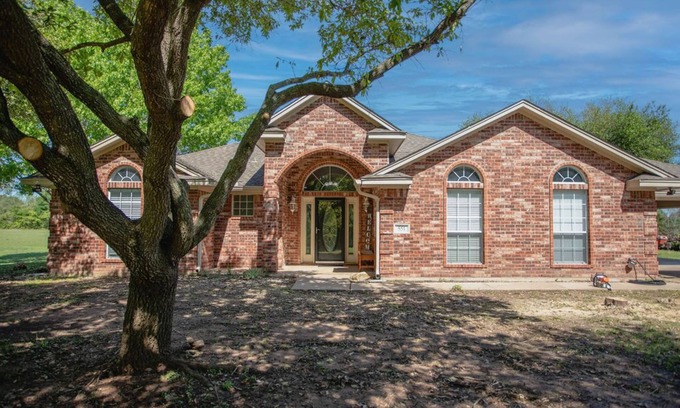 Waco House | Serene Sky Retreat: The Vesper House with Pool & Breakfast