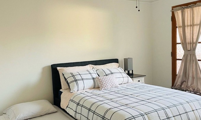 Melrose House | Serene Retro Hollywood One Bedroom with Breakfast & Parking