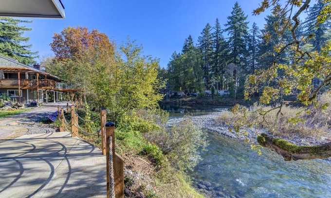 Washougal House | Discover the Tranquil Riverfront Retreat Villa with Spa & Pool