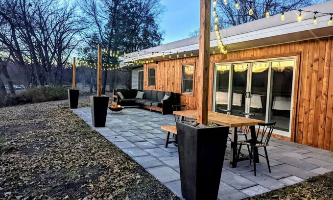 Cedar Falls House | Exceptional Child-Friendly Riverview Retreat with Kitchen