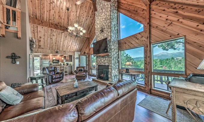 Ruidoso House | Peaceful Ruidoso Cabin with Private Hot Tub Retreat