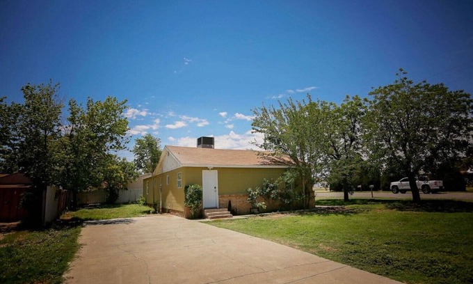 Carlsbad House | Peaceful Rustic Family Retreat with Kitchen Amenities